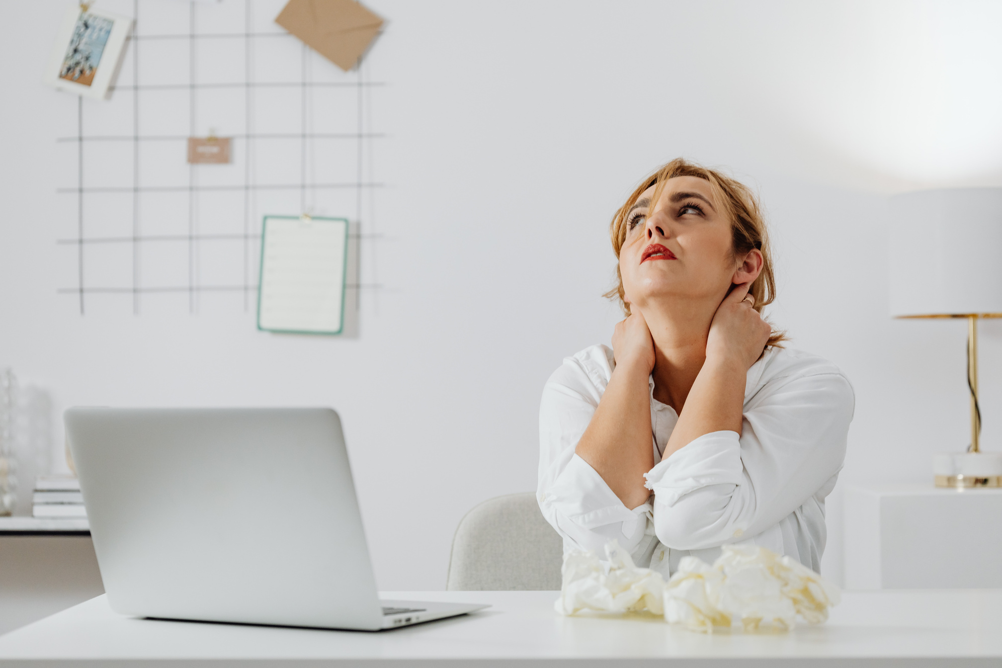 Mulher preocupada em frente ao computador