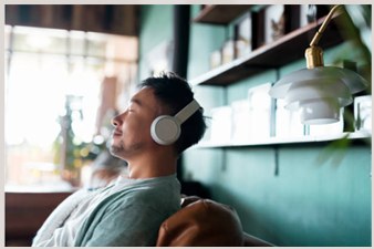 Homem ouvindo música com fones